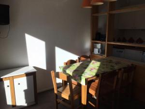 een eetkamer met een tafel en stoelen bij Résidence Les Fontaines Blanches - maeva Home - Studio 4 personnes Confort 99 in Morzine