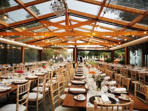 une salle de banquet avec de longues tables et chaises dans l'établissement Quinta do Louredo - Évora, à Évora