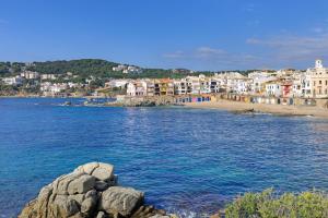 a view of a beach with houses and buildings at CANADELL BLOC B baixos 1ª in Calella de Palafrugell