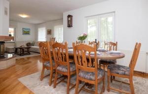 Posezení v ubytování Cozy Home In Gornji Vinjani With Wi-Fi