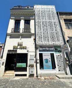 un edificio blanco con un cartel delante en Stil OldTown en Bucarest