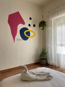 Una habitación con una cama con un cisne. en Battuta Hostel en Amán