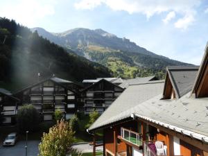 a view of a resort with mountains in the background at Résidence Combettes - 2 Pièces pour 4 Personnes 624 in Les Contamines-Montjoie