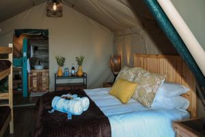 1 dormitorio con 1 cama en una tienda de campaña en Down-to-Earth Luxury Tented Accommodation, en George