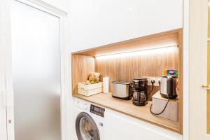 eine Küche mit Waschmaschine und Trockner auf einem Regal in der Unterkunft Charming Bright Apt In Paris in Paris