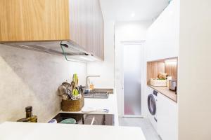 eine Küche mit einer Spüle und einer Waschmaschine in der Unterkunft Charming Bright Apt In Paris in Paris