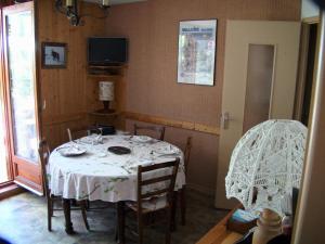 Un restaurant sau alt loc unde se poate mânca la Residence Les Choseaux - 2 Pièces pour 6 Personnes 764