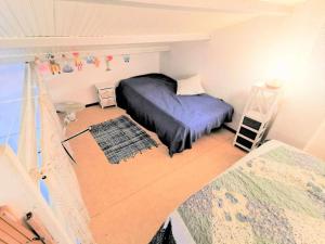 um pequeno quarto com uma cama e uma janela em Résidence Maisons Des Sables - Pièces 564 em Leucate