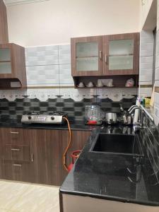 Una cocina o kitchenette en Good stay serviced apartments eldams road
