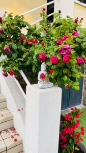 uma estátua sentada numa parede ao lado de flores em Charmant logement parking gratuit, gare proximité em Sevran