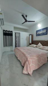 una camera con letto e ventilatore a soffitto di UNiTY MADHAV HOMESTAY a Kevadia