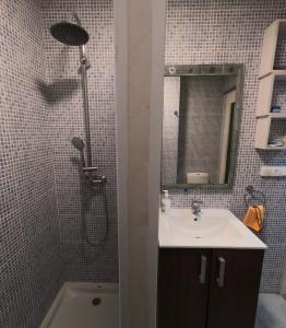 uma casa de banho com um chuveiro, um lavatório e um espelho. em MOOD City Center em Valência