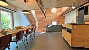 a dining room with a long table and chairs at Résidence Maison - SUPERBE MAISON DE VILLAGE FAMILIALE 8 PERS MAE-9094 in Vallouise