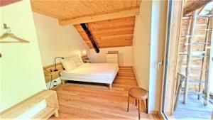 a small bedroom with a bed and a wooden ceiling at Résidence Maison - SUPERBE MAISON DE VILLAGE FAMILIALE 8 PERS MAE-9094 in Vallouise