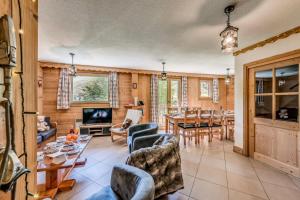 a living room with a table and a dining room at Chalet L'armoise - Chalets pour 14 Personnes 954 in Tignes