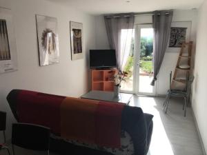 Schlafzimmer mit einem Bett, einem TV und einem Fenster in der Unterkunft Résidence Superbellevue - 2 Pièces pour 2 Personnes 574 in La Madrague