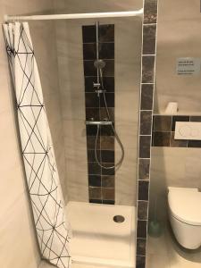 um chuveiro na casa de banho com WC em Résidence Superbellevue - 2 Pièces pour 2 Personnes 574 em La Madrague