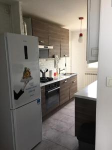 uma cozinha com um frigorífico com uma fotografia de uma fruta em Résidence La Rouviere - 5 Pièces pour 8 Personnes 664 em Marselha