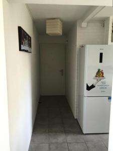 um corredor com um frigorífico branco num quarto em Résidence La Rouviere - 5 Pièces pour 8 Personnes 664 em Marselha