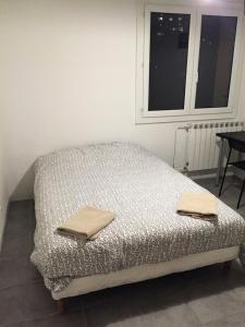 uma cama num quarto com duas toalhas em Résidence La Rouviere - 5 Pièces pour 8 Personnes 664 em Marselha