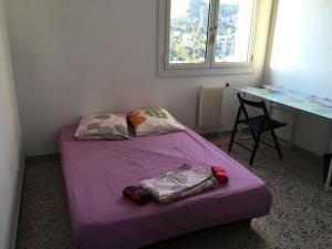 Habitación pequeña con cama morada y escritorio. en Résidence La Rouviere - 5 Pièces pour 8 Personnes 724 en Marsella