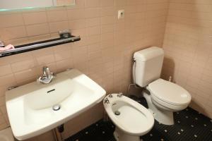 Un baño con un inodoro blanco y un lavabo. en Résidence Castel Des Roches C - Castel des Roches A27 MAE-4374, en Saint-Gervais-les-Bains