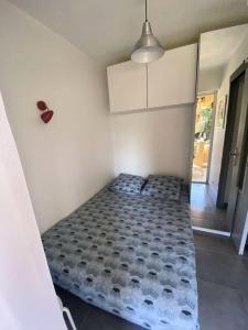 1 dormitorio pequeño con 1 cama en una habitación en Résidence Jardins Du Soleil - 2 Pièces pour 4 Personnes 754, en Six-Fours-les-Plages