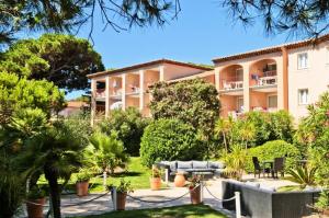 a large apartment building with trees and plants at Résidence La Pinède - maeva Home - Studio 4 Personnes - Sélection MAE-7619 in Hyères