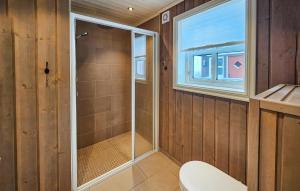 La salle de bains est pourvue d'une douche, de toilettes et d'une fenêtre. dans l'établissement 5 Bedroom Amazing Home In Rauland, à Rauland