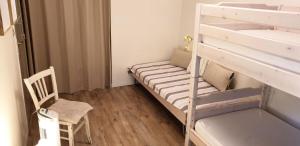 ein kleines Zimmer mit einem Etagenbett und einem Stuhl in der Unterkunft Résidence Eugenie - 2 Pièces pour 5 Personnes 104 in La Seyne-sur-Mer