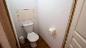 een kleine badkamer met een toilet en een rol toiletpapier bij Chalet De Florence - Studio pour 4 Personnes 894 in Modane
