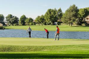 um grupo de pessoas a jogar golfe num campo de golfe em Village Pont Royal en Provence - maeva Home - Appartement duplexe moderne 4 Piè em Mallemort