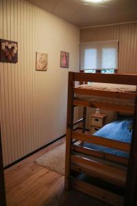 a room with a bunk bed in a room at Chalet au bord de l’eau in Saint-Quirin