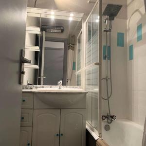 een badkamer met een wastafel en een douche bij Résidence Luberon Loisir - 2 Pièces pour 4 Personnes 834 in Six-Fours-les-Plages