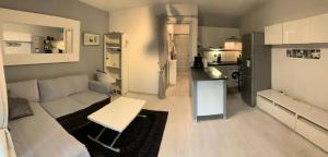 een kleine woonkamer met een bank en een keuken bij Résidence Luberon Loisir - 2 Pièces pour 4 Personnes 834 in Six-Fours-les-Plages