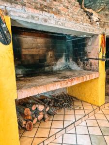 una panca di legno seduta accanto a un muro di mattoni di Estancia La Aida a Capilla del Señor
