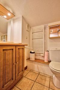 La salle de bains est pourvue de toilettes et d'un lavabo avec fenêtre. dans l'établissement Résidence Les Oursons - 3 Pièces pour 6 Personnes 284, à Notre-Dame-de-Bellecombe
