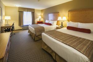 Habitación de hotel con 2 camas y TV en Mountain Retreat en Squamish