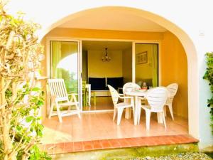 een eetkamer met een tafel en stoelen op een patio bij Résidence Rivages - 2 Pièces pour 5 Personnes 654 in Six-Fours-les-Plages