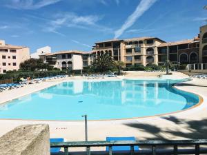 een groot zwembad in een resort met gebouwen bij Résidence Rivages - 2 Pièces pour 5 Personnes 654 in Six-Fours-les-Plages