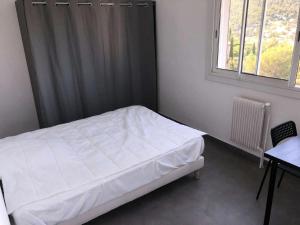 białe łóżko w pokoju z oknem w obiekcie Résidence Rouviere - 5 Pièces pour 8 Personnes 684 w Marsylii