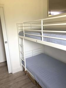 Katil dua tingkat atau katil-katil dua tingkat dalam bilik di Résidence Palmiers - 3 Pièces pour 6 Personnes 724