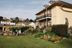 una grande casa con un cortile davanti di Ranscombe House a Brixham