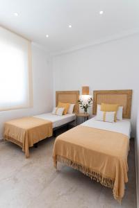 Postel nebo postele na pokoji v ubytování Angeles Beach I by ELE Apartments