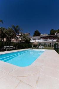 Bazén v ubytování Angeles Beach I by ELE Apartments nebo v jeho okolí