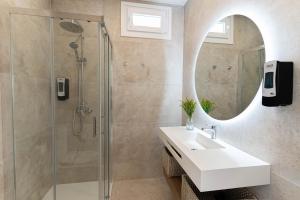 Koupelna v ubytování Angeles Beach I by ELE Apartments + 8 fotografií