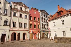uma fila de edifícios numa rua numa cidade em Hotel 100 em Pardubice