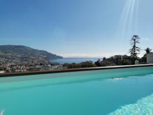 una piscina con vista sull'oceano di Apartments Madeira Funchal City a Funchal