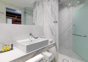 y baño blanco con lavabo y ducha. en Athens Marriott Hotel, en Atenas