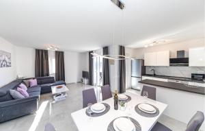 Kuchyň nebo kuchyňský kout v ubytování Beautiful Apartment In Okrug Gornji